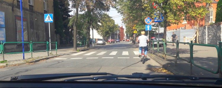 Czy na przejściu dla pieszych, przy zachowaniu szczególnej ostrożności wolno Ci wyprzedzać rowerzystę ?